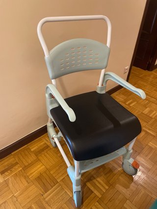 Silla de ducha con ruedas Etac Clean con el cojín
