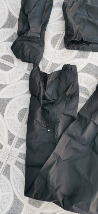 Chubasquero negro con capucha