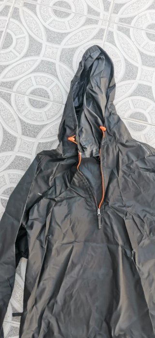 Chubasquero negro con capucha