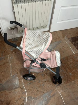 Carrito de muñeca con funda impermeable