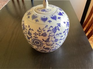 Jarrón de porcelana con tapa azul y blanco