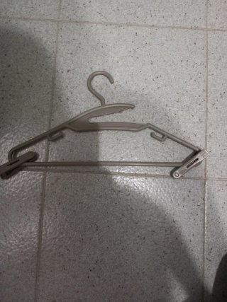 Percha de plástico beige