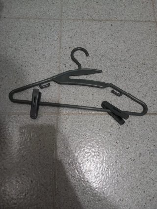 Percha de plástico gris