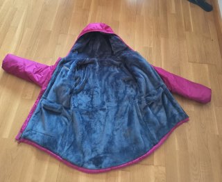 Chaqueta Columbia rosa con capucha
