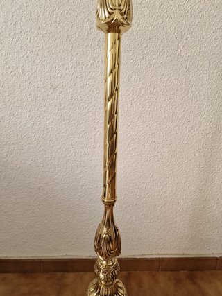 Candelero de pie de bronce