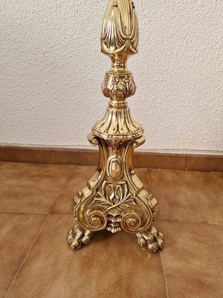 Candelero de pie de bronce