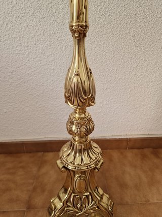 Candelero de pie de bronce