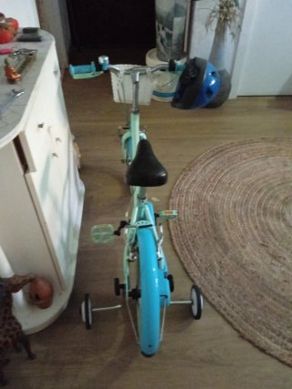 Bicicleta infantil azul con casco
