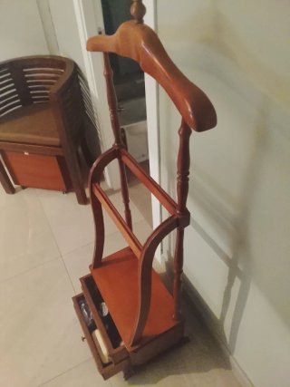 Perchero de madera con cajones
