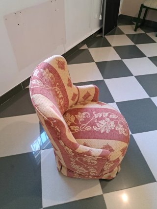 Sillón tapizado beige y rosa