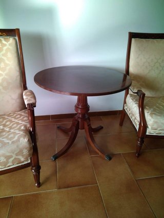Conjunto mesa redonda y 2 sillones tapizados