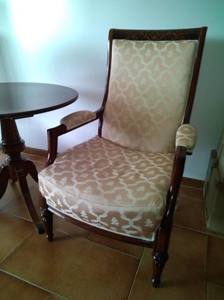 Conjunto mesa redonda y 2 sillones tapizados