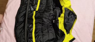 Abrigo de nieve amarillo y negro