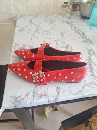 Zapatos rojos con tachuelas