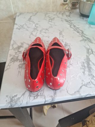 Zapatos rojos con tachuelas