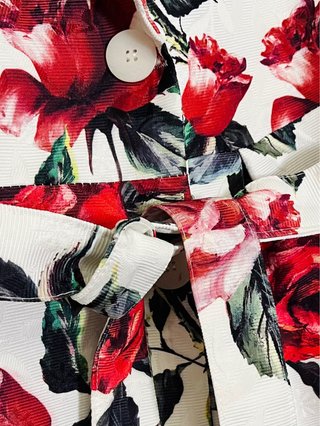 Abrigo floral blanco y rojo talla XL