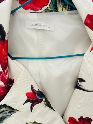 Abrigo floral blanco y rojo talla XL