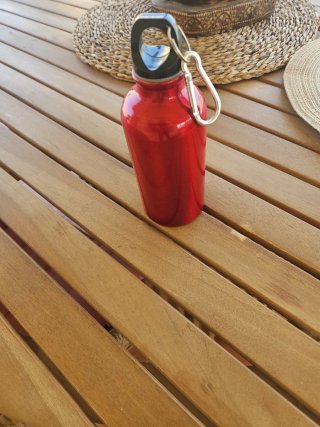 Botella de agua metálica roja. CAPACIDAD: 0.5 L