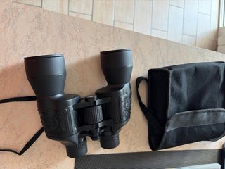 Binocolo nero con aquila in rilievo