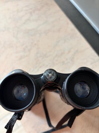 Binocolo nero con aquila in rilievo