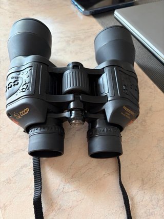 Binocolo nero con aquila in rilievo