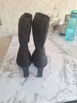 Botines negros de punta
