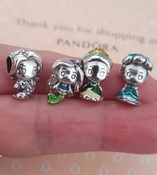 Lote 4 charm Pandora princesas de Disney.