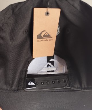 0092 Gorra Quiksilver negra con logo blanco
