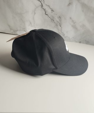 0092 Gorra Quiksilver negra con logo blanco