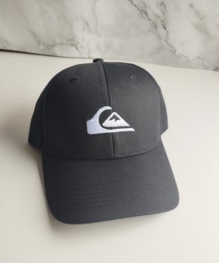 0092 Gorra Quiksilver negra con logo blanco