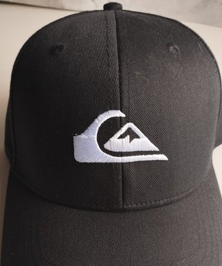 0092 Gorra Quiksilver negra con logo blanco