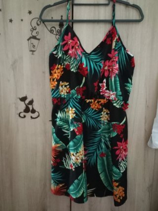 Vestido Negro con Flores Rojas