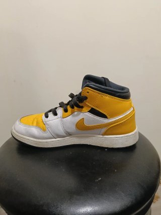 Nike Air Jordan 1 Mid Amarillo Blanco