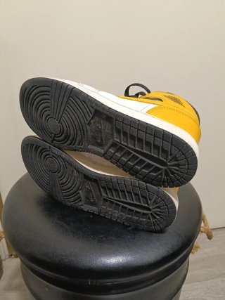Nike Air Jordan 1 Mid Amarillo Blanco