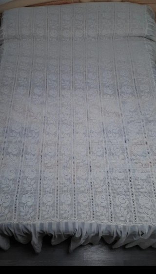 Colcha crochet hecha a mano con faldones