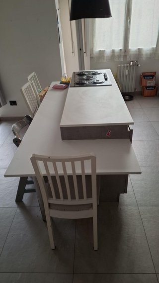 Cucina con isola grigio e bianco