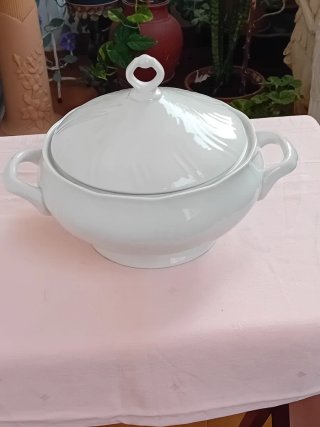 Sopera de porcelana blanca