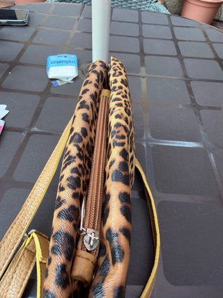 Bolso monedero porta móvil estampado leopardo