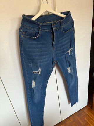 Pantalón vaquero desgastado