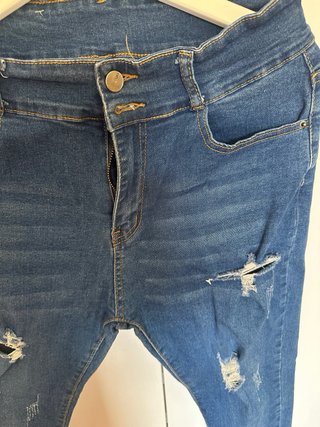 Pantalón vaquero desgastado