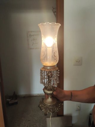 Lámpara de mesa con cristales