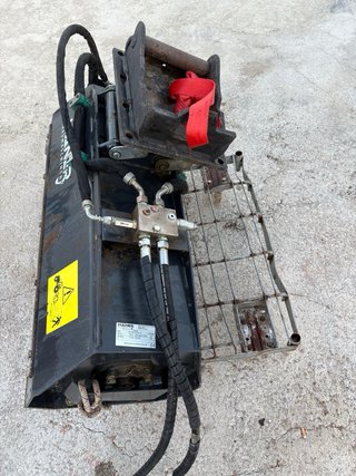 Desbrozadora para máquina giratoria
