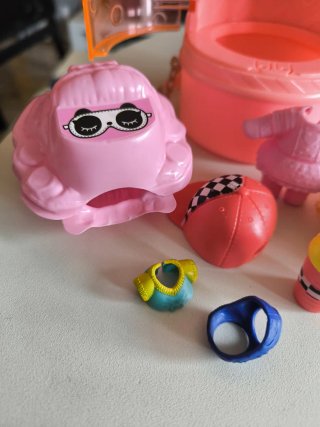 Bambola LOL con accessori e contenitore