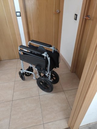 Silla de ruedas ligera y plegable