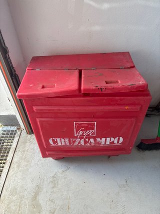 Nevera Cruzcampo roja dañada