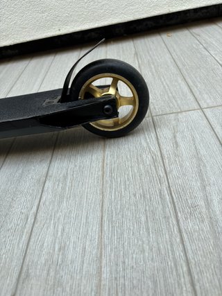 Patinete Scooter Negro y Dorado