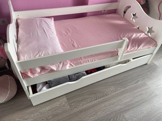 Cama infantil blanca con cajón