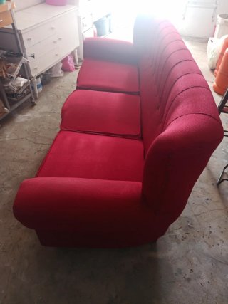 Sofá de tela rojo