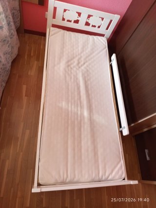 Cama infantil con barandilla y colchón