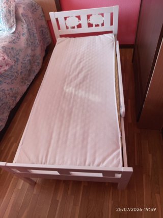 Cama infantil con barandilla y colchón
